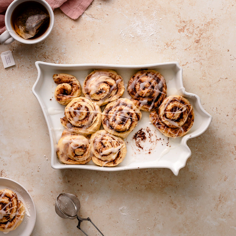 Iowa State Plate with cIowa State Plate cinnamon rolls. Iowa baking dish. Iowa dessert dish. Iowa Pie plate. IA pie plate. IA bakeware. IA gift. Iowa gift. Iowa kitchen gift. Iowa cooking gift.