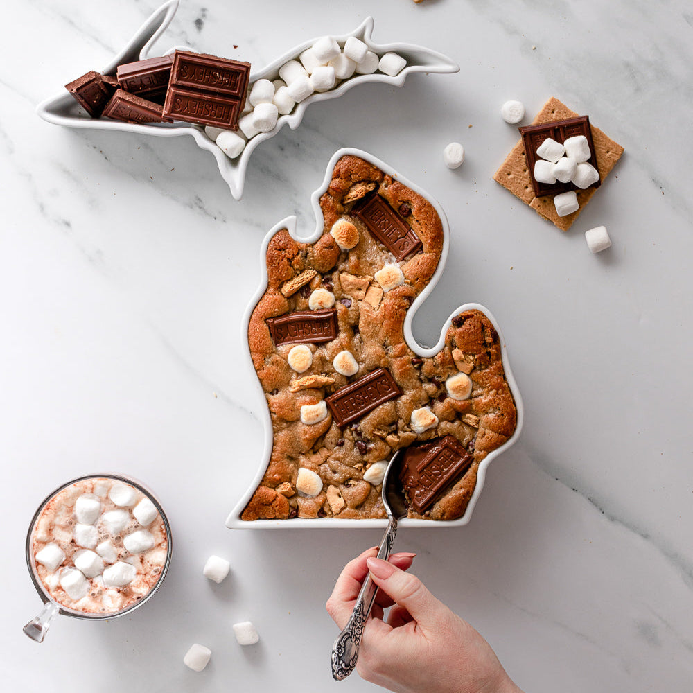 Michigan State Plate dish baked with s'mores dessert. Michigan State Plate safe for cooking, baking, food. Michigan dessert dish. Michigan baking dish. MI dessert tray. MI dessert dish. MI kitchen gift. Michigan kitchen gift. Michigan baking gift. MI baking gift.