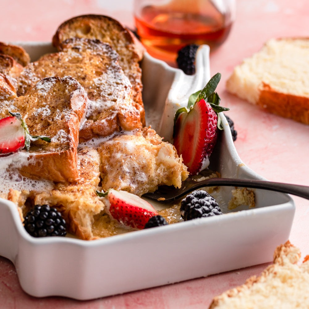 Wisconsin state plate bread pudding dessert. Wisconsin dessert bake. WI dessert dish. WI dessert bakeware. Wisconsin dessert tray. Wisconsin cooking gift. WI cooking gift. WI baking gift. Wisconsin baking gift. Up close of baking dish, unique silhouette.